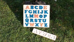 Plateau prénom Aywen et alphabet prénom bleu Agrion et orange Cornaline