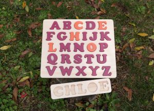 Plateau prénom Chloé et alphabet prénom rose Baroque et orange Cornaline