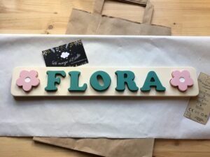 Puzzle prénom fleurs en rose mignardise et vert martin pêcheur